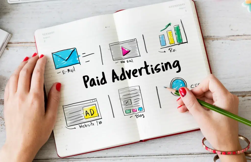 Persona explicando que son los ads en una libreta