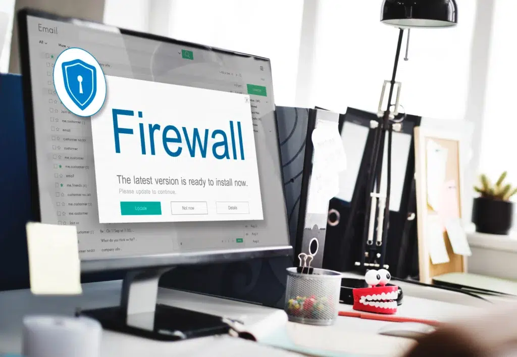 Monitor con un aviso de Firewall, un sistema de seguridad que a veces explica por qué no puedo acceder a una página web.